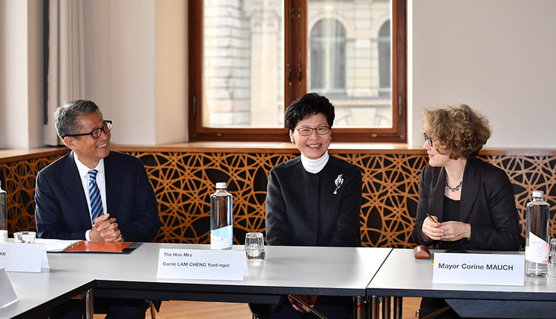 The Chief Executive, Mrs Carrie Lam, began her visit to Switzerland on January 21. Photo shows Mrs Lam (centre) meeting with the Mayor of Zurich, Ms Corine Mauch (right). The Financial Secretary, Mr Paul Chan (left), also attended.