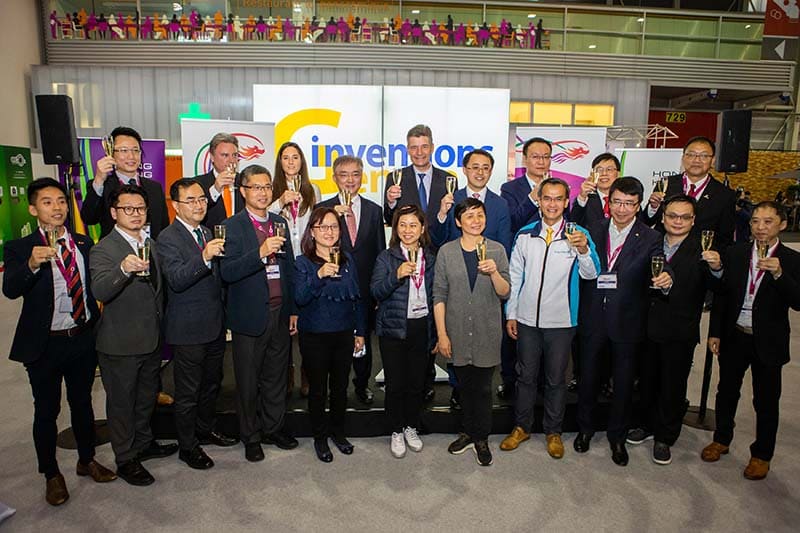 Representatives of the Hong Kong delegation and organisers of the International Exhibition of Inventions Geneva together with Mr Bill Li, Director of Hong Kong Economic Trade Office Berlin (upper row, sixth from left), Mr Andrew Young, Executive Vice Chairman　of Hong Kong Federation of Invention and Innovation (upper row, fourth from left) and Mr Claude Membrez, Director General (upper row, fifth from left) of the fair organiser PALEXPO SA on April 12.