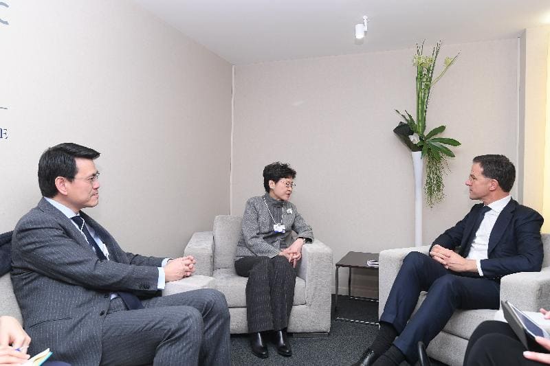 Photo shows Mrs Lam (centre) meeting with the Prime Minister of the Kingdom of the Netherlands, Mr Mark Rutte (right). The Secretary for Commerce and Economic Development, Mr Edward Yau (left), also attended.