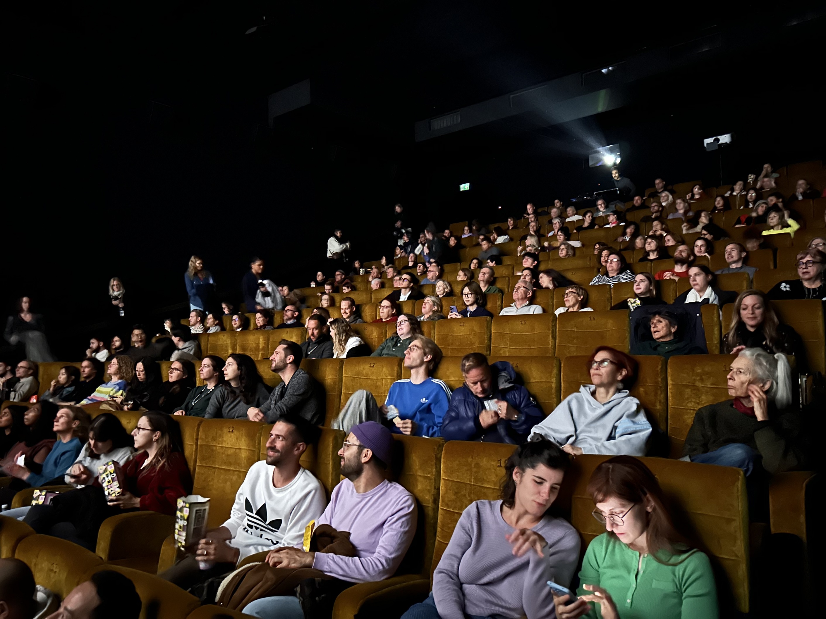 Das Publikum bei der Vorführung von „All Shall Be Well“ auf dem Zurich Film Festival am 4. Oktober (MESZ).