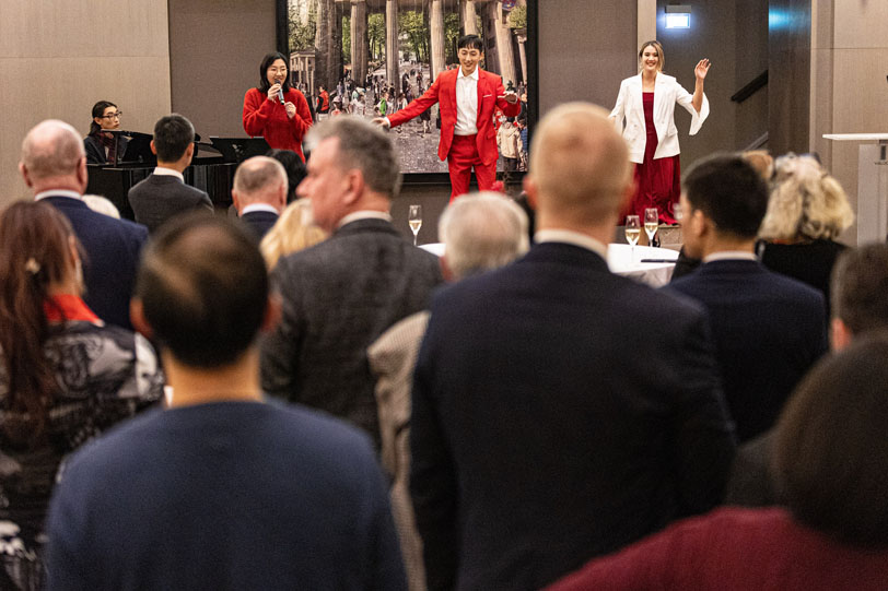 In Chinese New Year reception held in Berlin, Germany on  February 13 (Berlin time), a music and tap dance performance was presented by Hong Kong dance group R&T (Rhythm & Tempo).